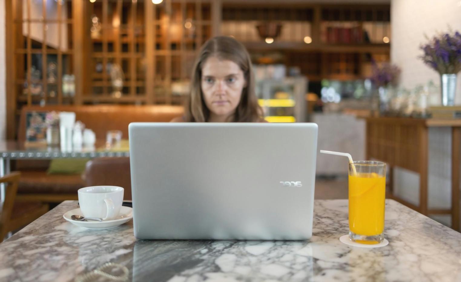 Professionelles Team bei der Arbeit an Finanzautomatisierung